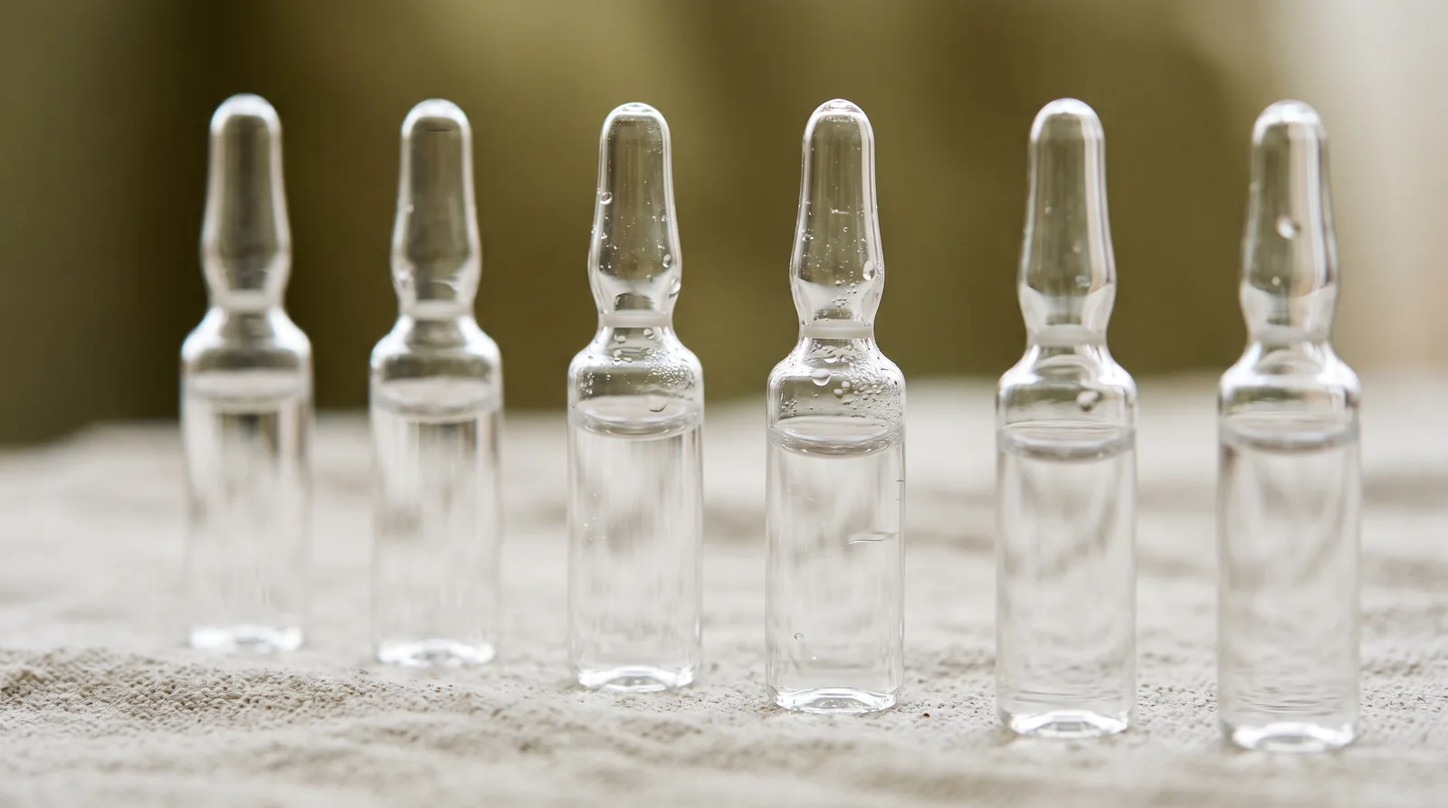 Mezoterapi serum ampulünün yakın plan görünümü