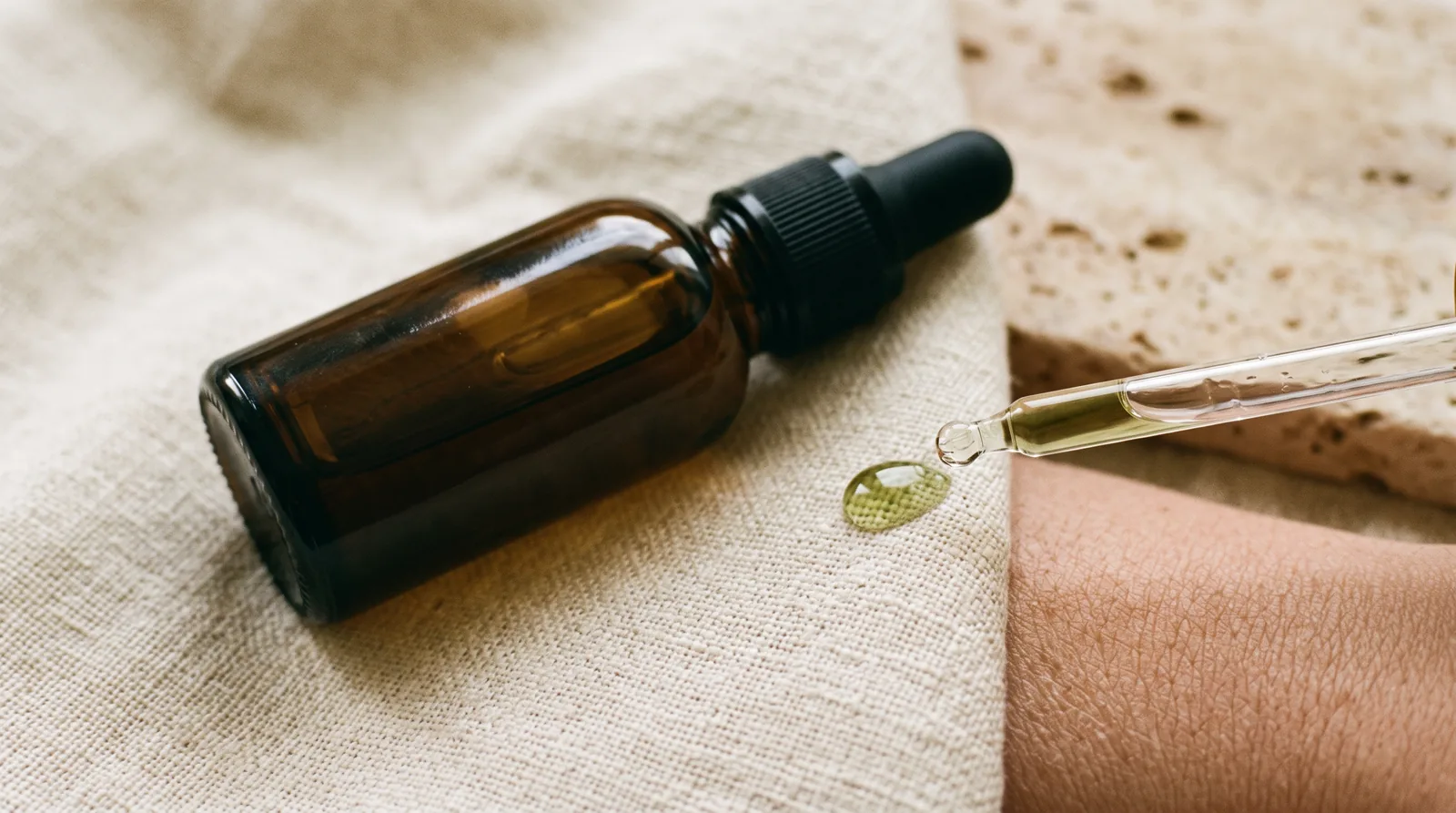 Retinol serumu için koyu cam damlalıklı şişe ve keten doku